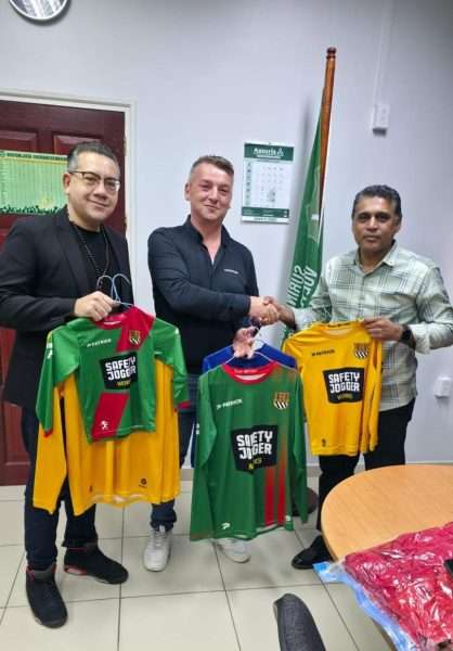 Voetbal - Surinaamse Voetbal Bond - KFC Eksel - Surinaamse voetbaljeugd draagt outfit van KFC Eksel