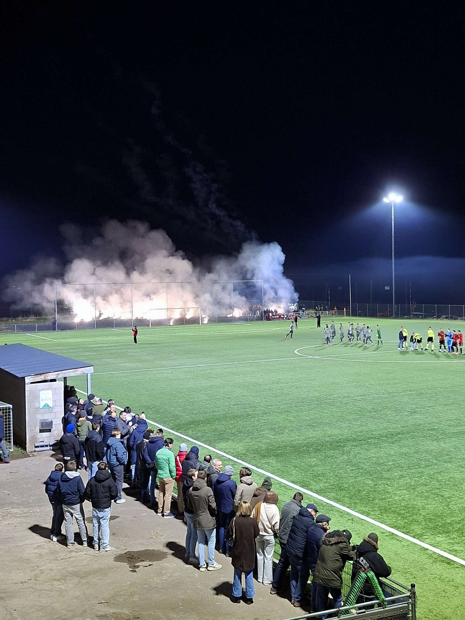 Provinciaal voetbal - 1ste provinciale Limburg - K. Velm VV - FC Landen - Glenn Fets klopt leermeester Silvio Giovannelli