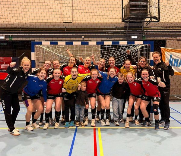 Handbal - 1ste Nationale Dames - 2de Nationale Dames - DHC Overpelt - Drie op een rij voor Overpeltse dames