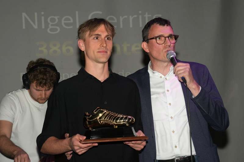 Voetbal - Futsal - Pibo Belisia - Nigel Gerrits ontvangt bij Pibo Belisia de 'Gouden Slof'