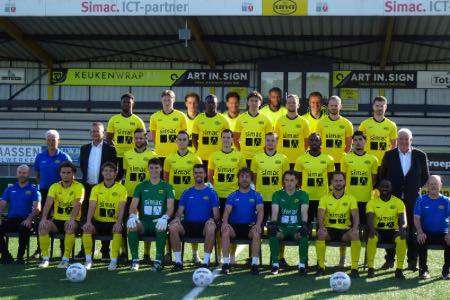 Nationaal voetbal - 3de divisie B Nederland - VV UNA - Jelle van Kruijssen sluit bij VV UNA zijn loopbaan af