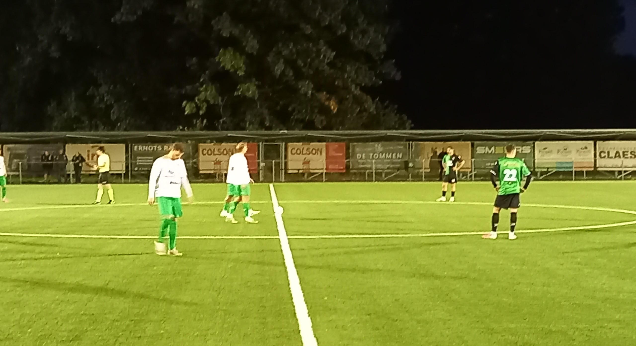 Nationaal voetbal - 3de nationale B - KWS Schoonbeek-Bilzen - KFC Sint-Lenaarts - en wedstrijd om duimen en vingers af te likken